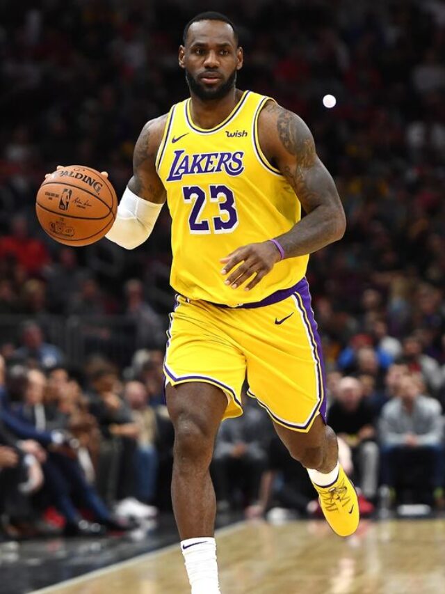 LeBron, Russell Shine as Lakers Win 141-132 Over Chicago